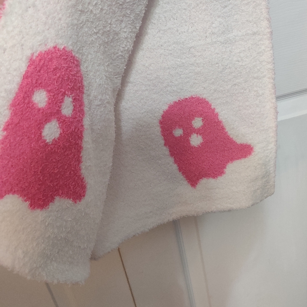 Pink ghost blanket viral tik tok throw cupcakes and cashmere halloween decor - Picture 7 of 7